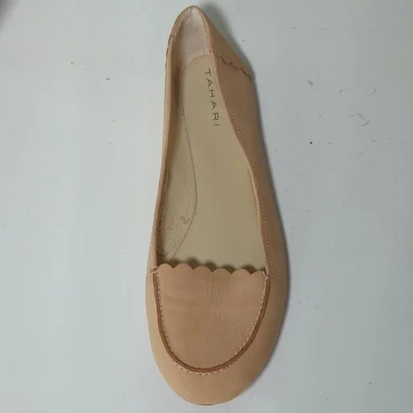 Tahari Ballet Flat Shoes Doll Shoes Gwen Beige Scalloped Leather 9M - Picture 4 of 8